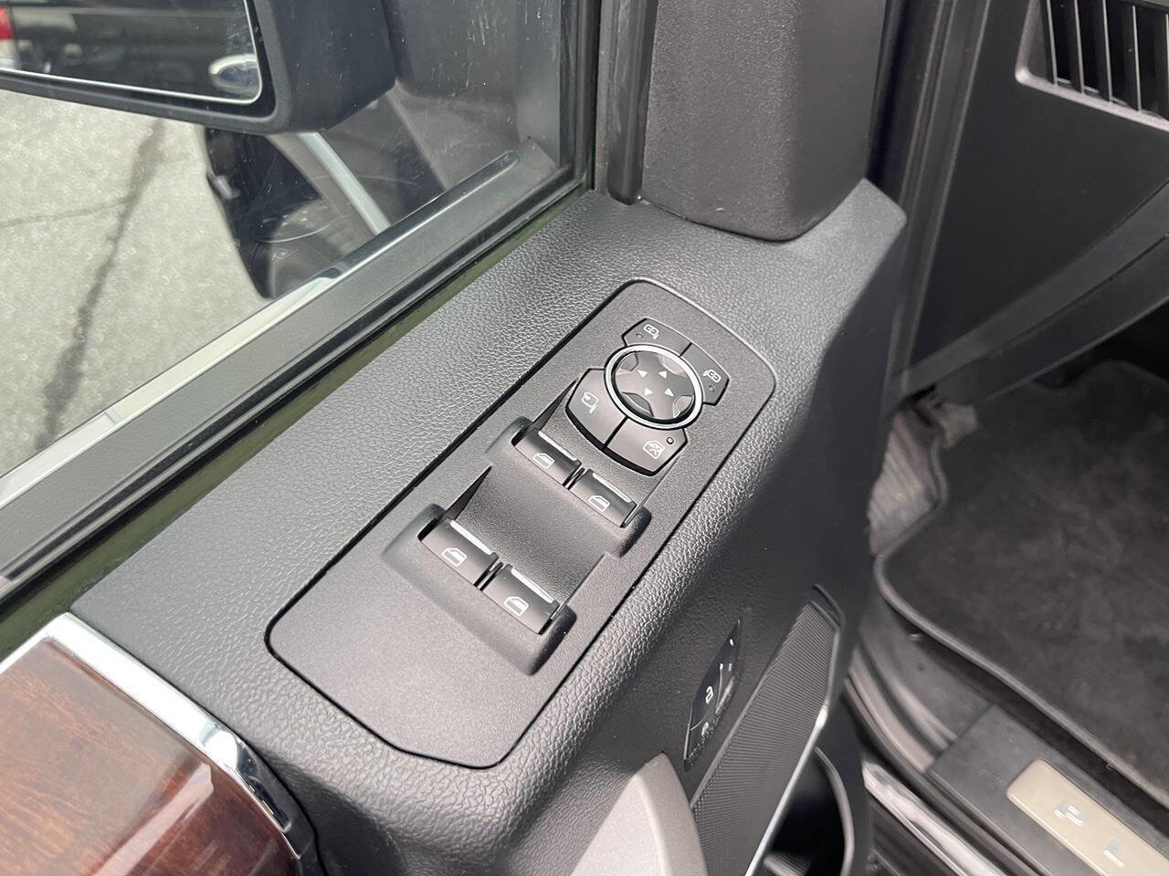 Used 2015 Ford F150 Platinum w/ Equipment Group 701A Luxury image 22