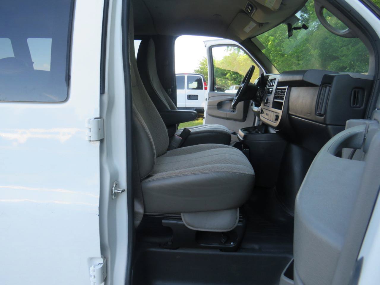 Used 2011 Chevrolet Express 3500 LS RWD image 16