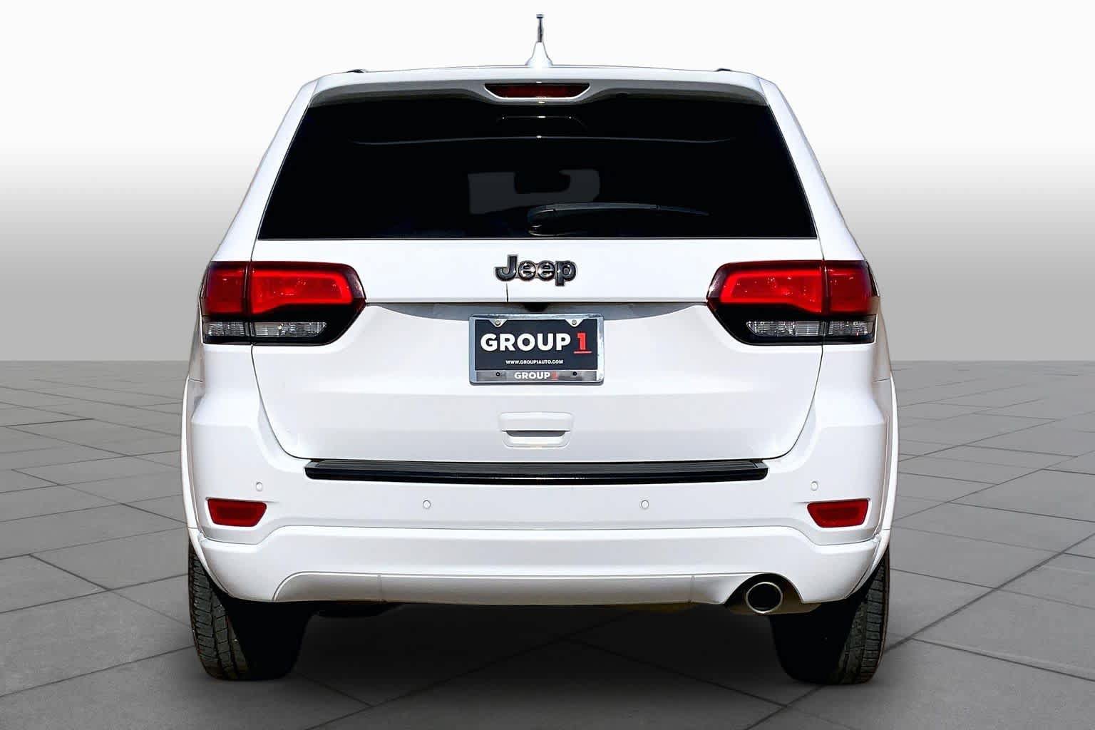 Used 2018 Jeep Grand Cherokee Altitude RWD image 4