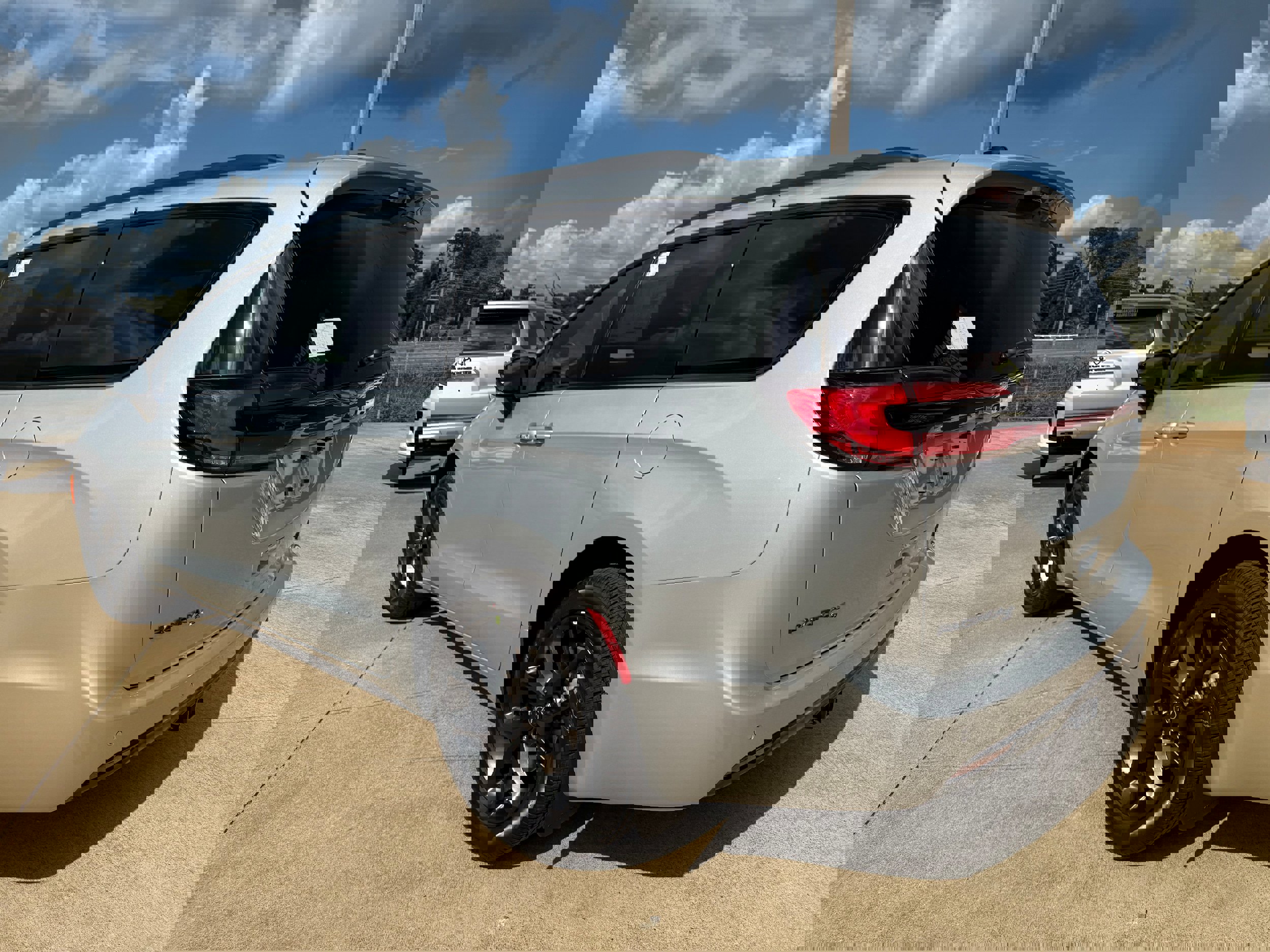 New 2026 Chrysler Pacifica Limited w/ Uconnect Theater Family Group image 5