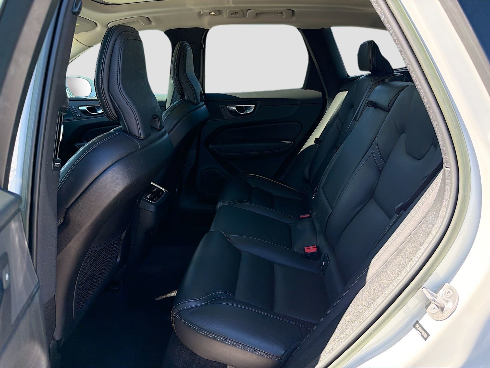 Used 2023 Volvo XC60 B5 Ultimate w/ Climate Package image 22