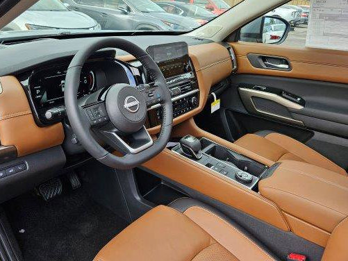 New 2025 Nissan Pathfinder Platinum w/ Black Appearance Package image 4