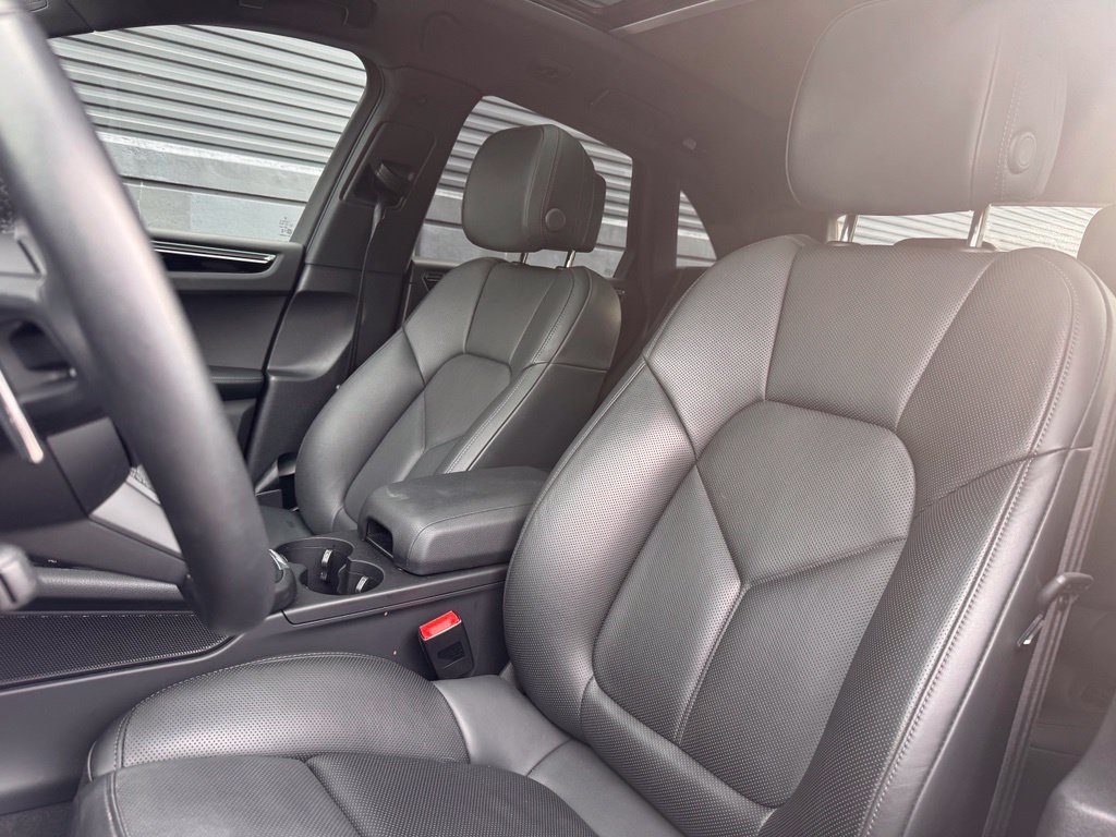 Certified 2026 Porsche Macan AWD/4WD image 5