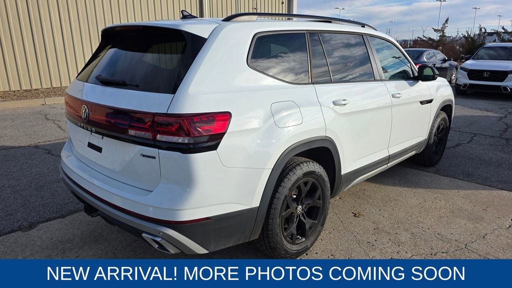 Used 2024 Volkswagen Atlas Peak Edition SE image 5