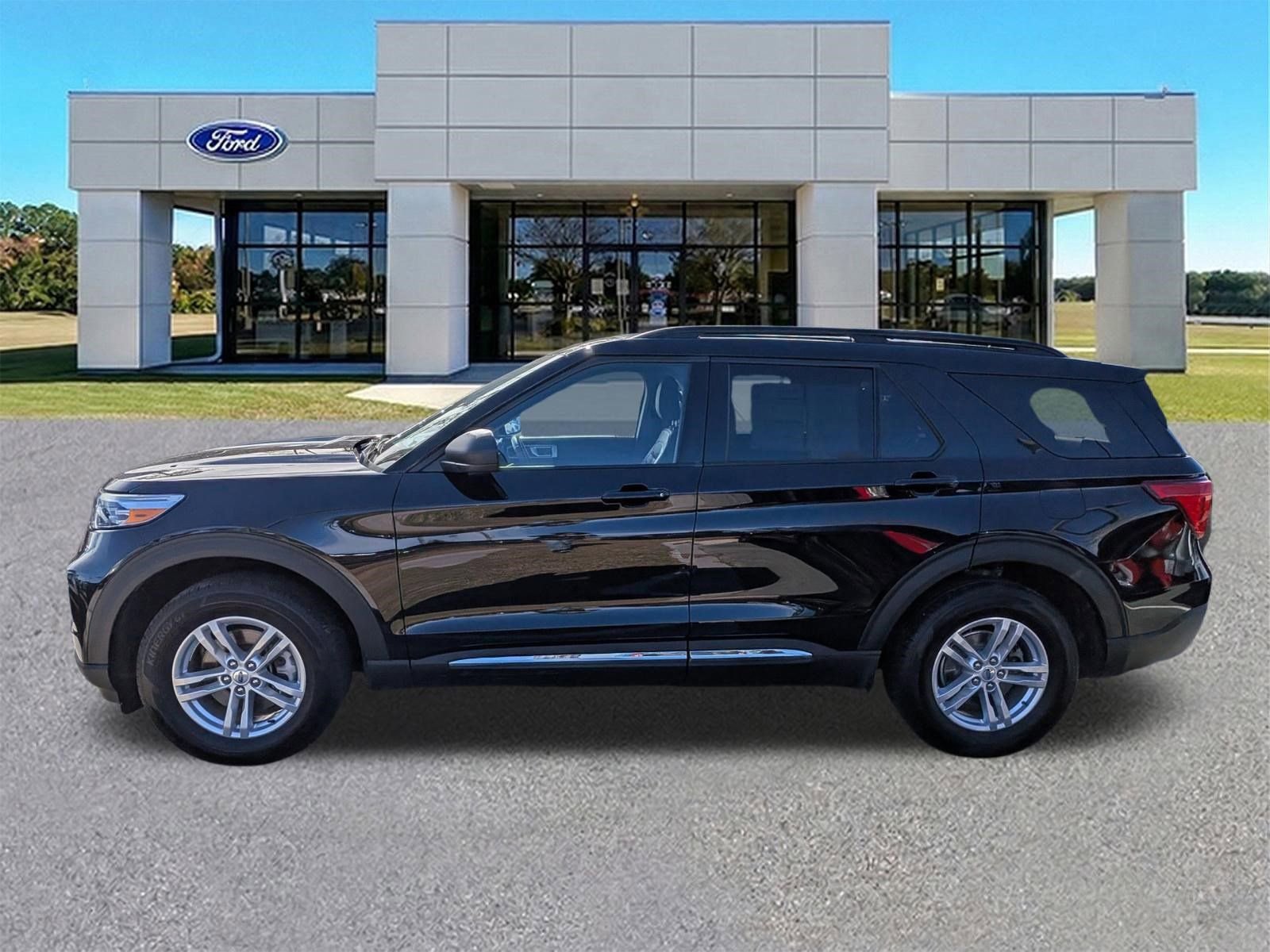 Certified 2023 Ford Explorer XLT w/ Equipment Group 202A AWD/4WD image 7