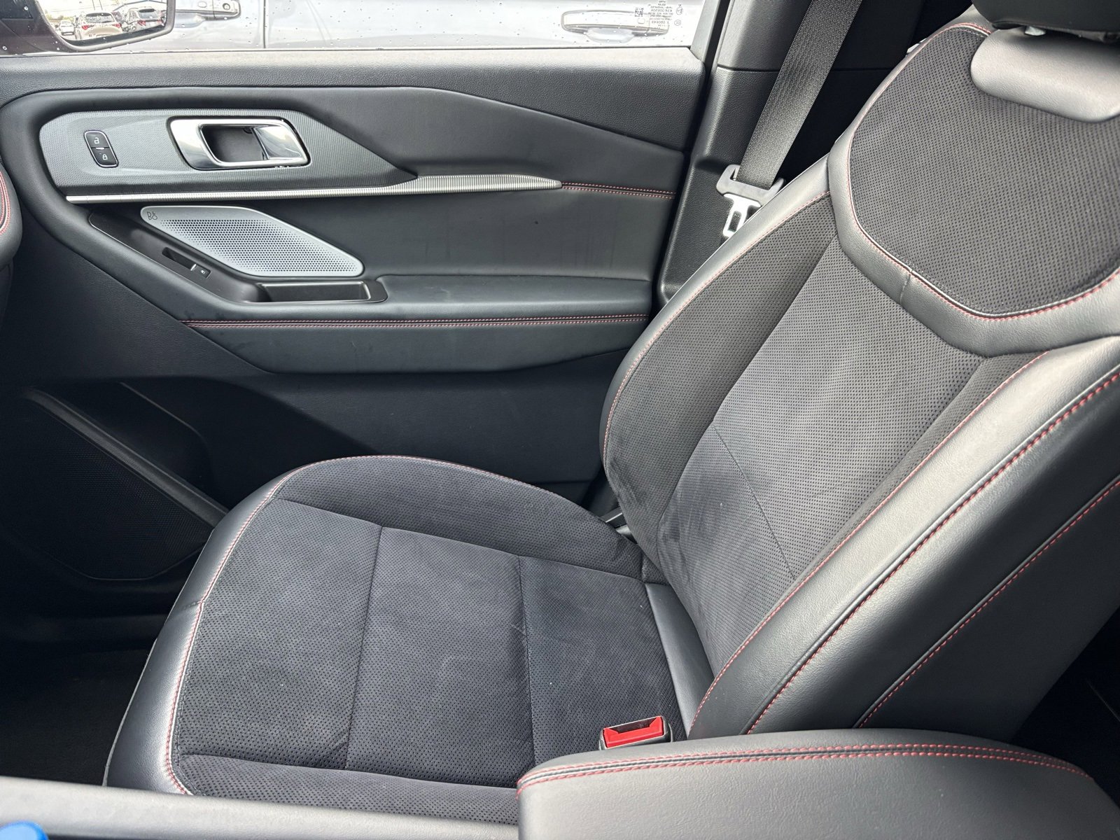 Used 2025 Ford Explorer ST image 12