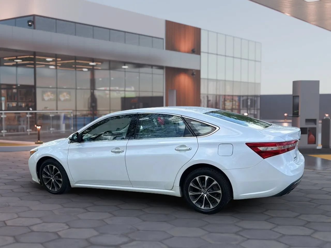 Used 2017 Toyota Avalon XLE FWD image 5