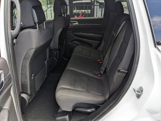 Used 2019 Jeep Grand Cherokee Laredo w/ Security & Convenience Group AWD/4WD image 11
