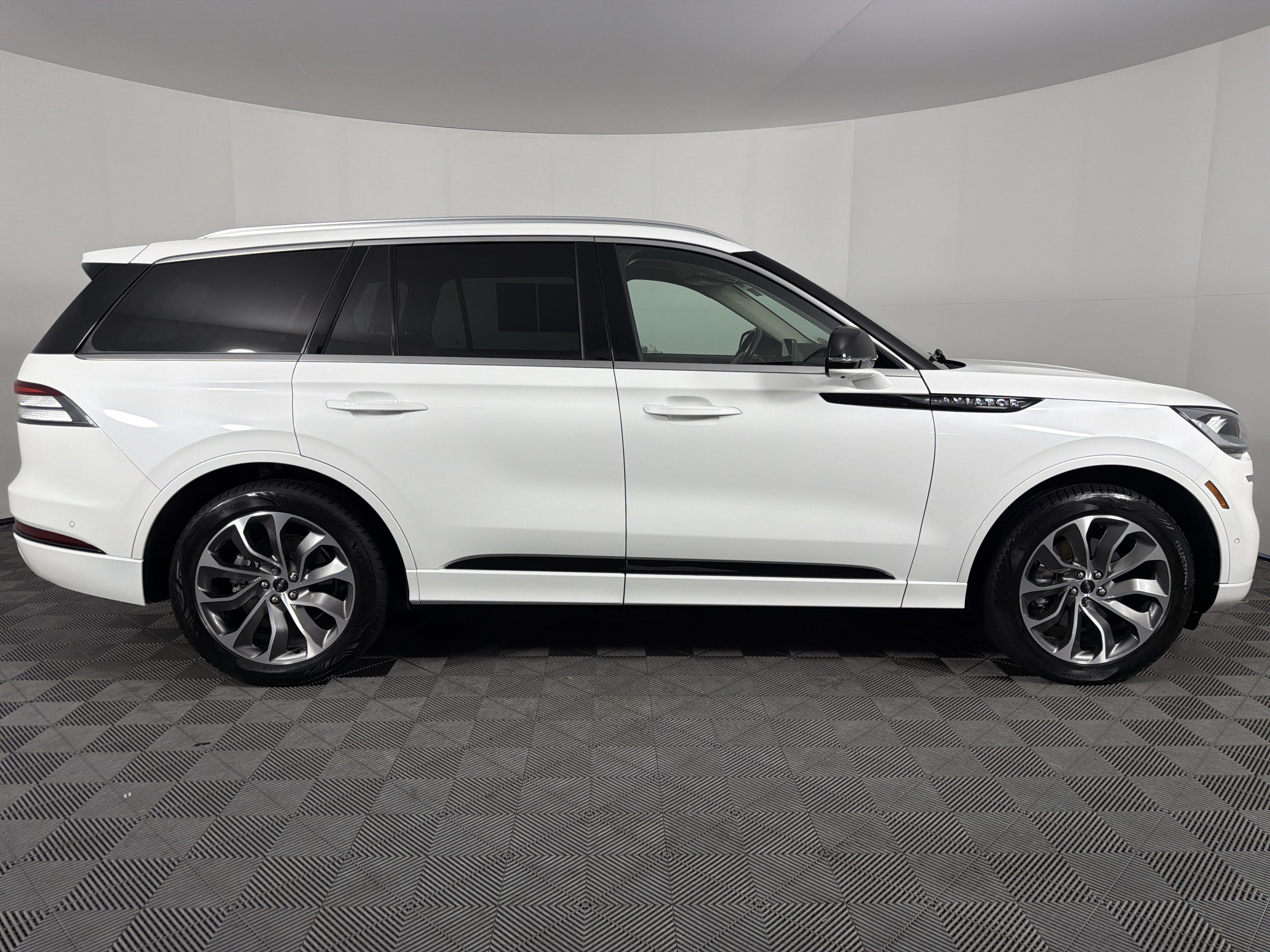 Used 2020 Lincoln Aviator Grand Touring w/ Elements Package Plus AWD/4WD image 38