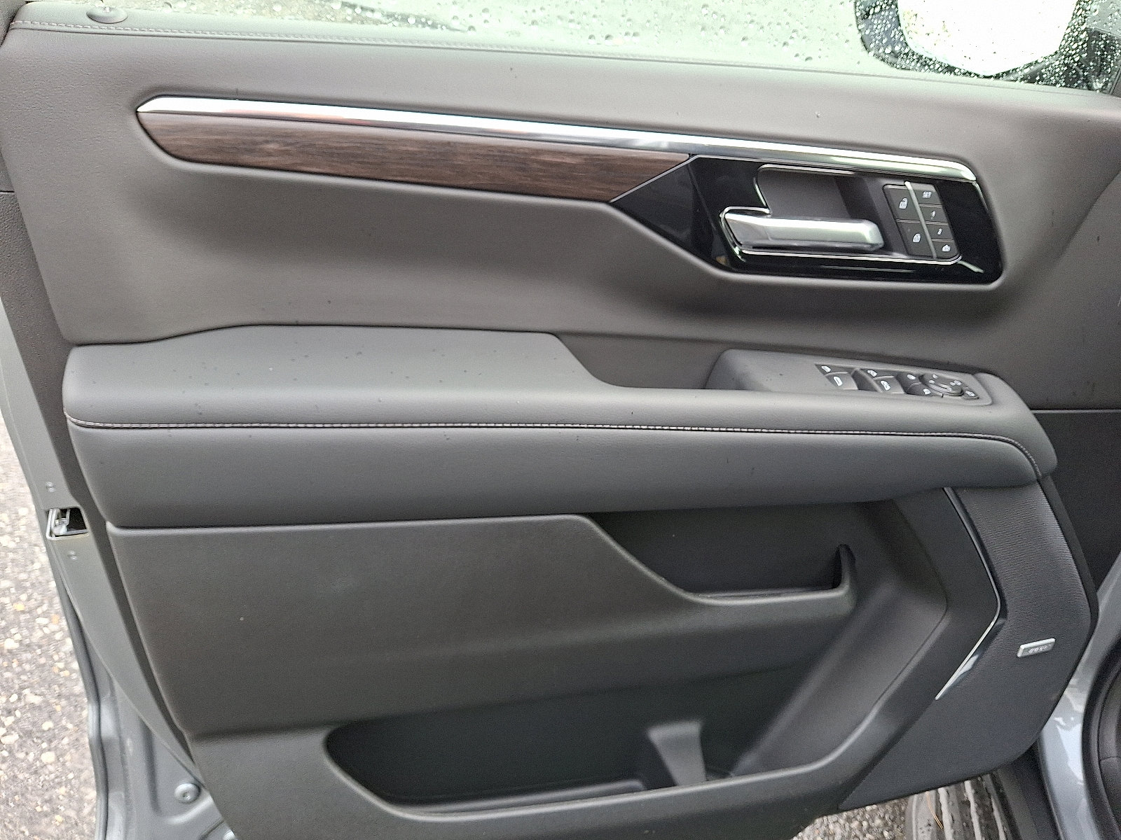 New 2026 Chevrolet Suburban LT image 9