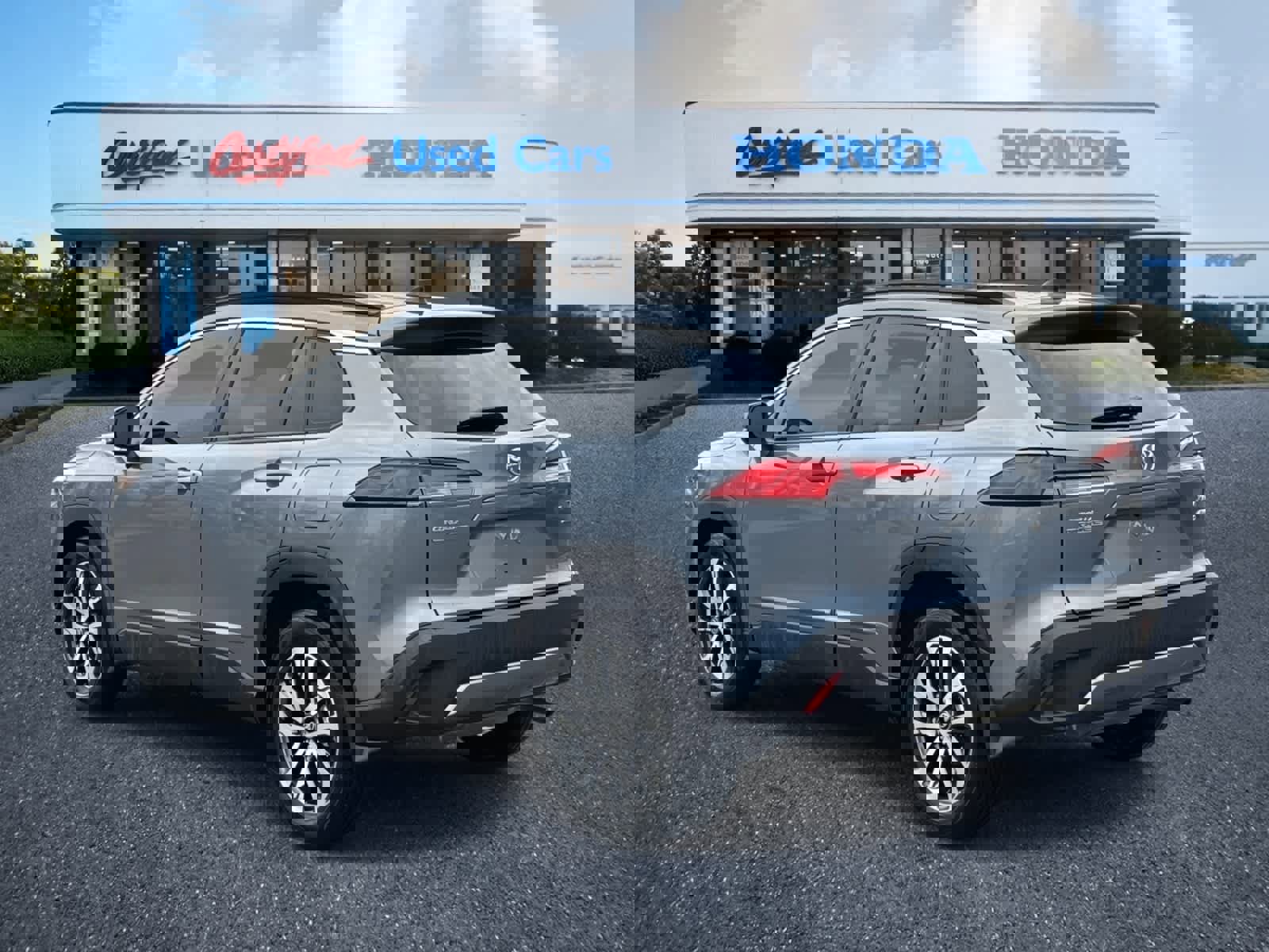 Used 2025 Toyota Corolla Cross XLE w/ Convenience Package image 3