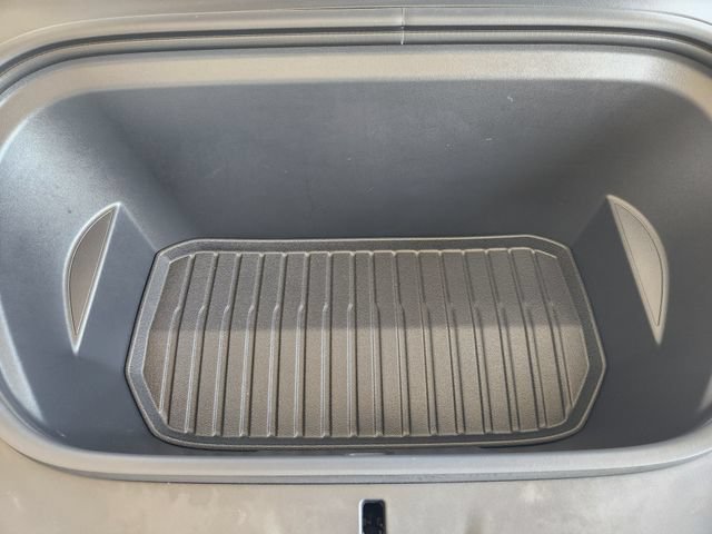 Used 2025 Tesla Model Y Long Range RWD image 38