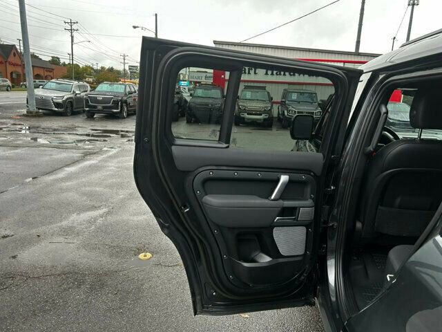 Used 2023 Land Rover Defender 130 X-Dynamic SE image 12