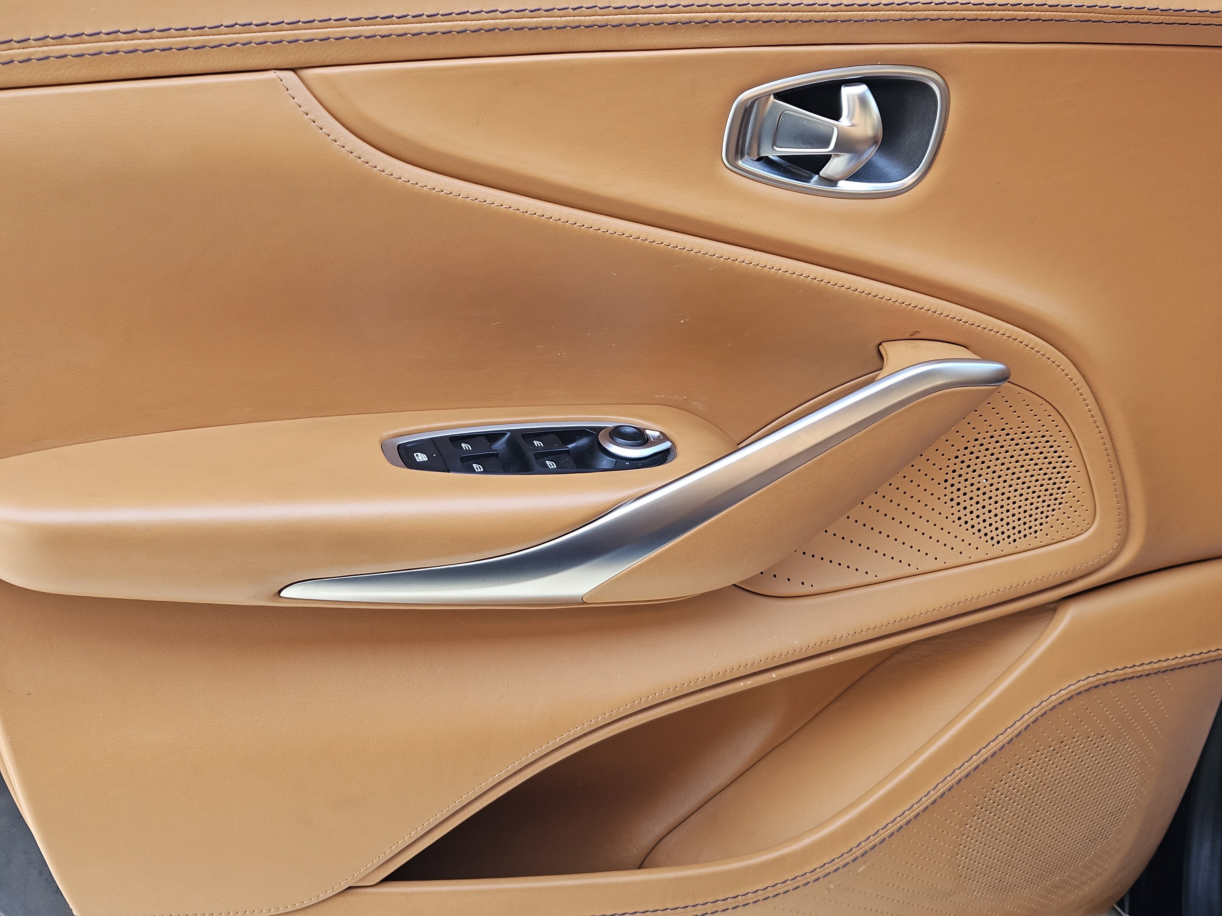 Used 2021 Aston Martin DBX image 24