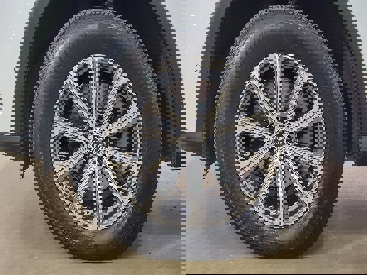 Used 2025 Mercedes-Benz GLC 300 4MATIC image 28