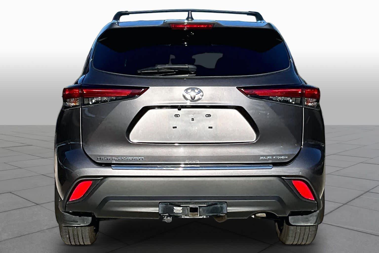 Used 2021 Toyota Highlander XLE AWD/4WD image 5