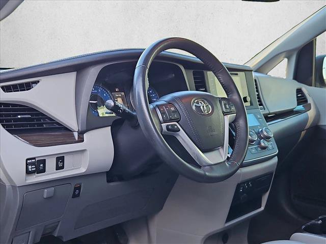 Used 2017 Toyota Sienna XLE FWD image 7