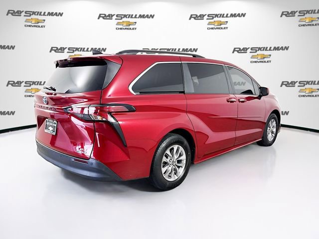 Used 2022 Toyota Sienna XLE image 7