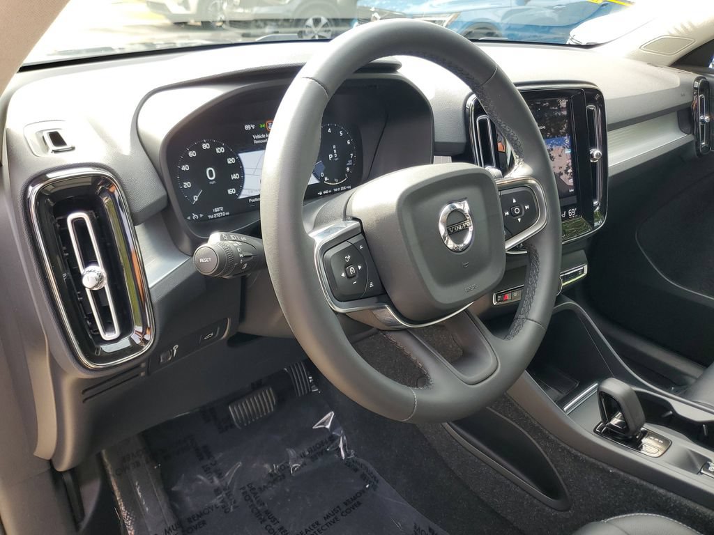Certified 2022 Volvo XC40 T4 Momentum w/ Premium Package FWD image 19