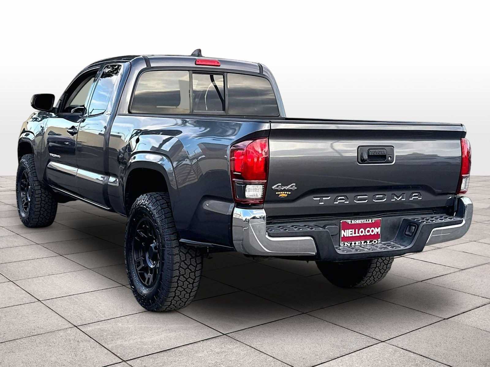 Used 2022 Toyota Tacoma SR5 AWD/4WD image 13