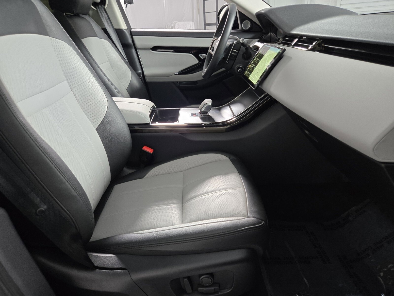 Used 2024 Land Rover Range Rover Evoque Dynamic SE image 3