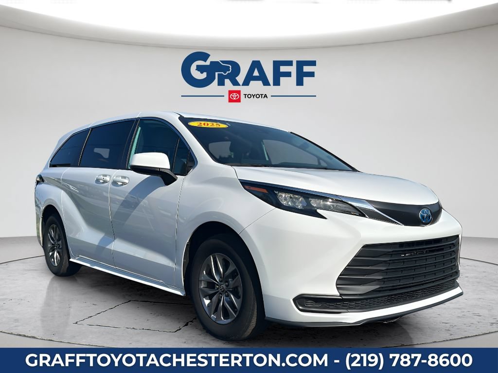 Used 2025 Toyota Sienna LE FWD image 3