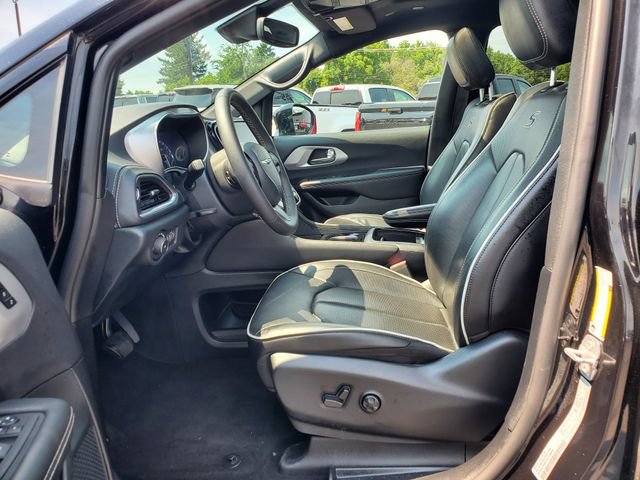 Used 2025 Chrysler Pacifica Limited FWD image 26