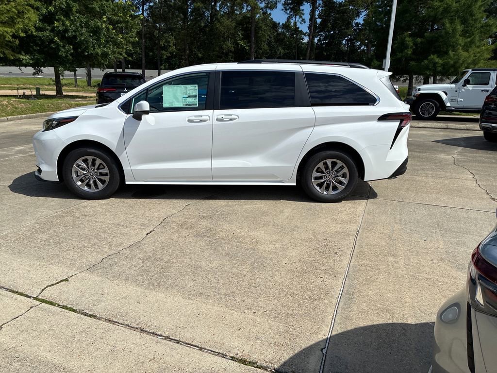New 2026 Toyota Sienna LE FWD image 2