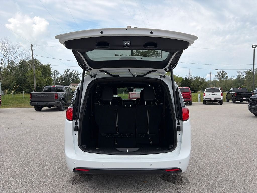 New 2027 Chrysler Pacifica LX FWD image 14