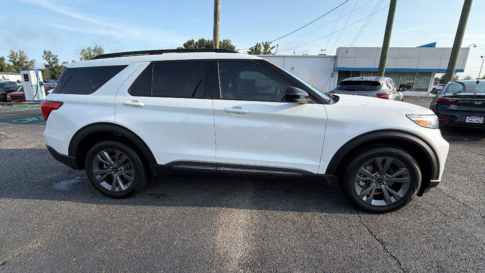 Used 2023 Ford Explorer XLT w/ Equipment Group 202A RWD image 8