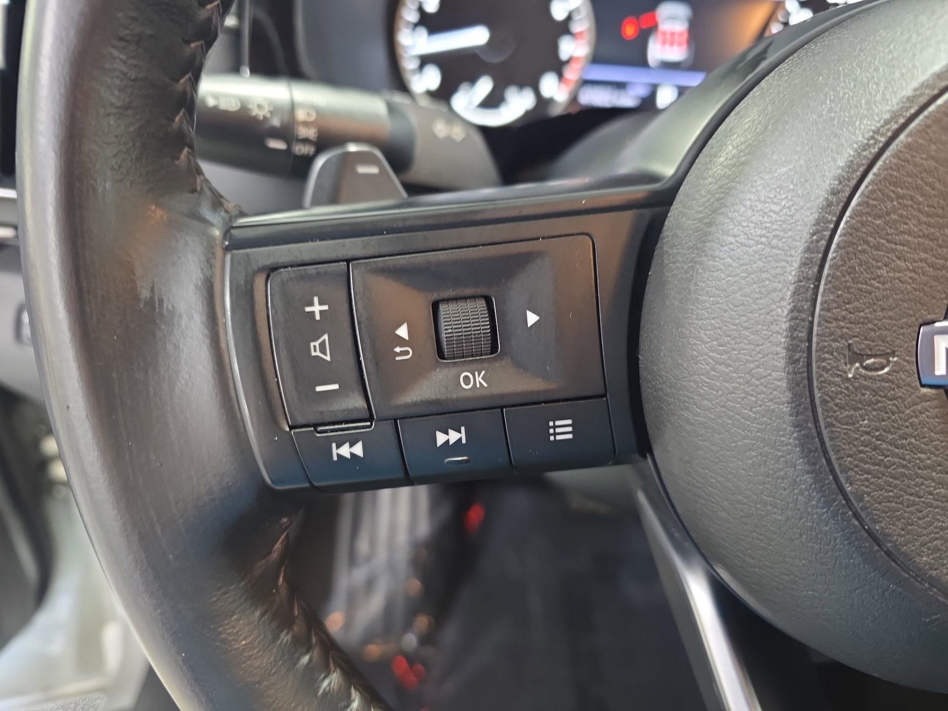 Used 2025 Nissan Pathfinder SV AWD/4WD image 17