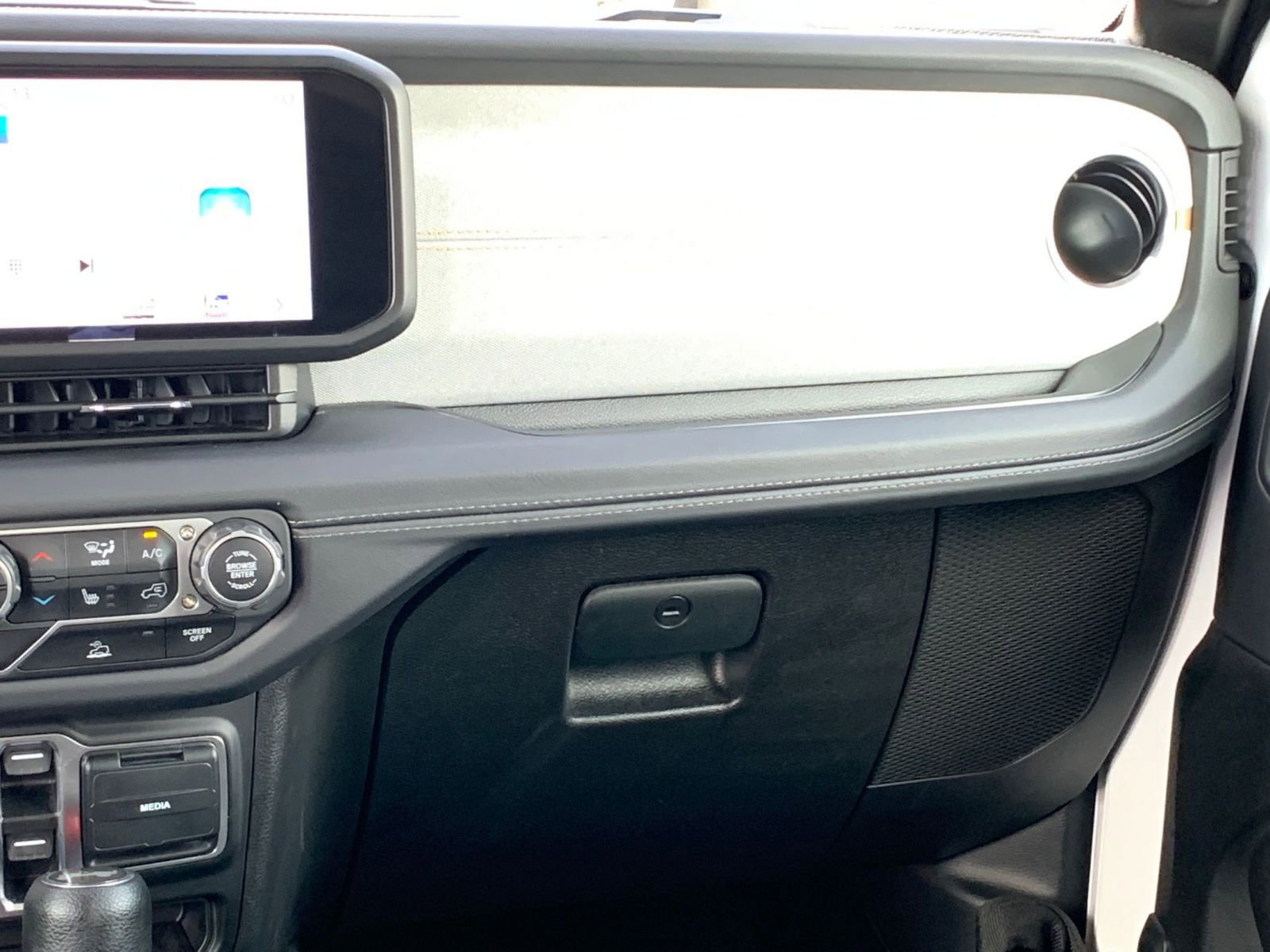 Used 2025 Jeep Wrangler Sahara image 34