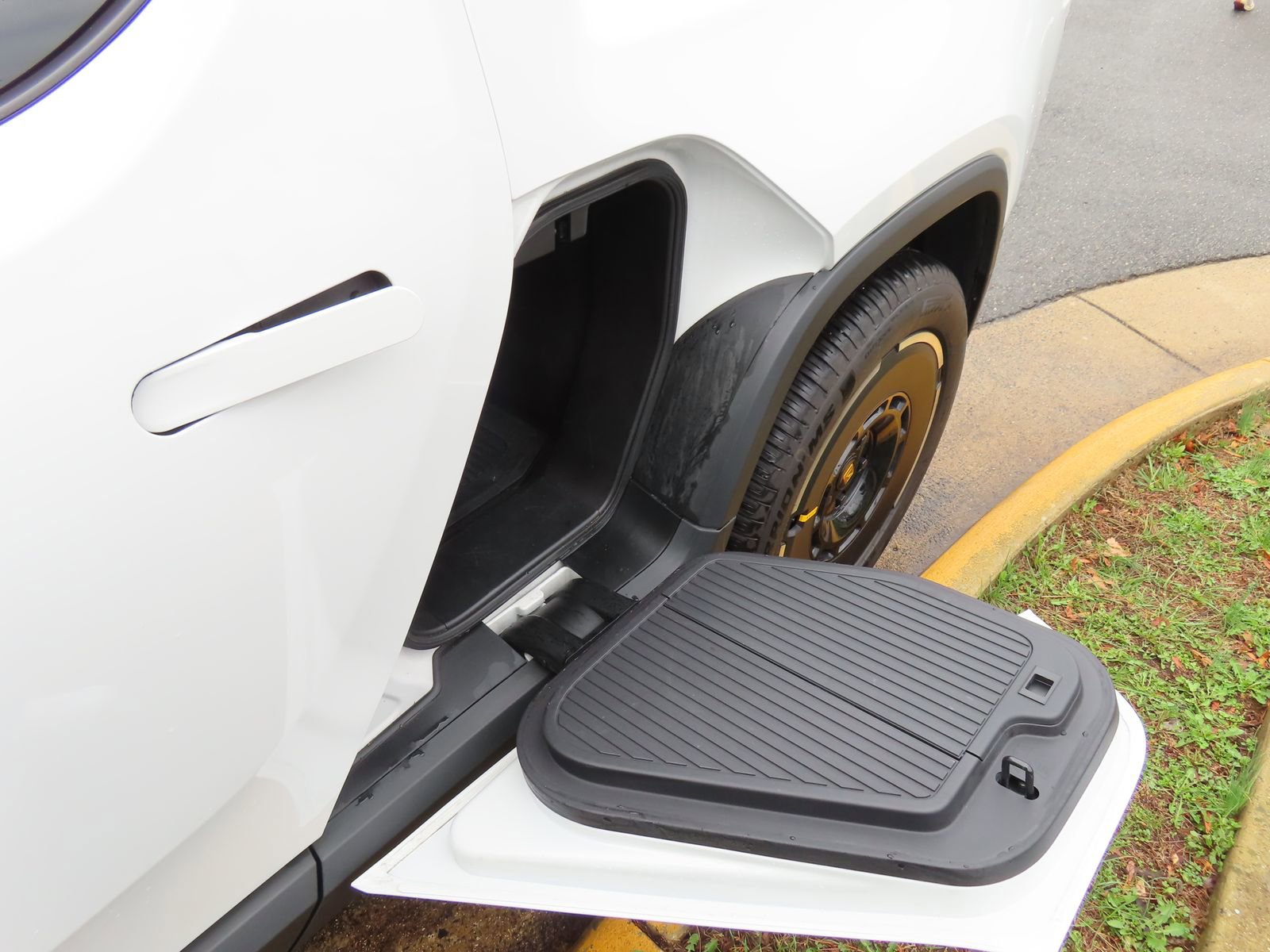 Used 2025 Rivian R1T Adventure AWD/4WD image 11