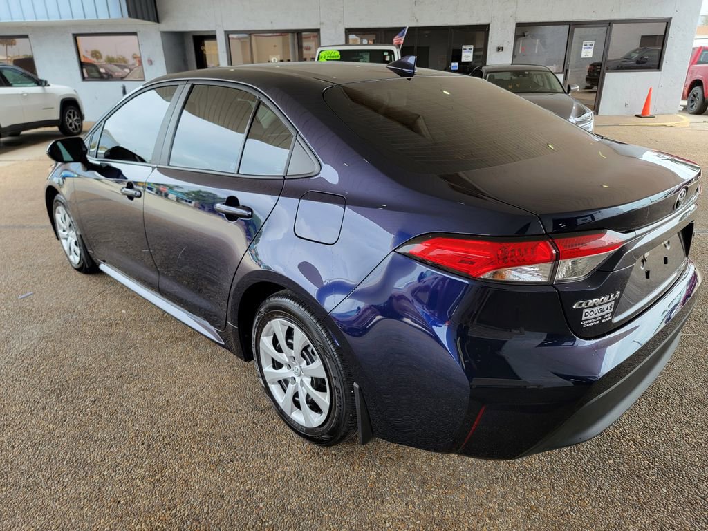 Used 2025 Toyota Corolla LE FWD image 4
