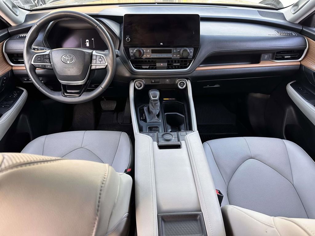 Used 2024 Toyota Grand Highlander AWD image 16
