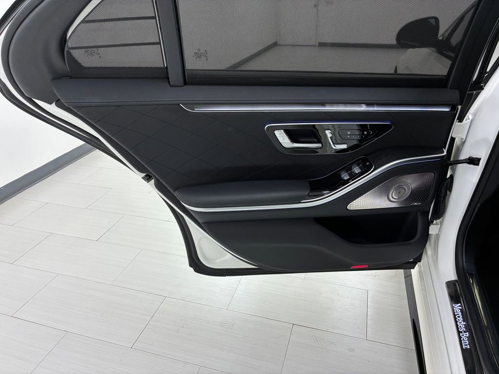 Used 2022 Mercedes-Benz S 580 4MATIC Sedan w/ AMG Line Package image 11