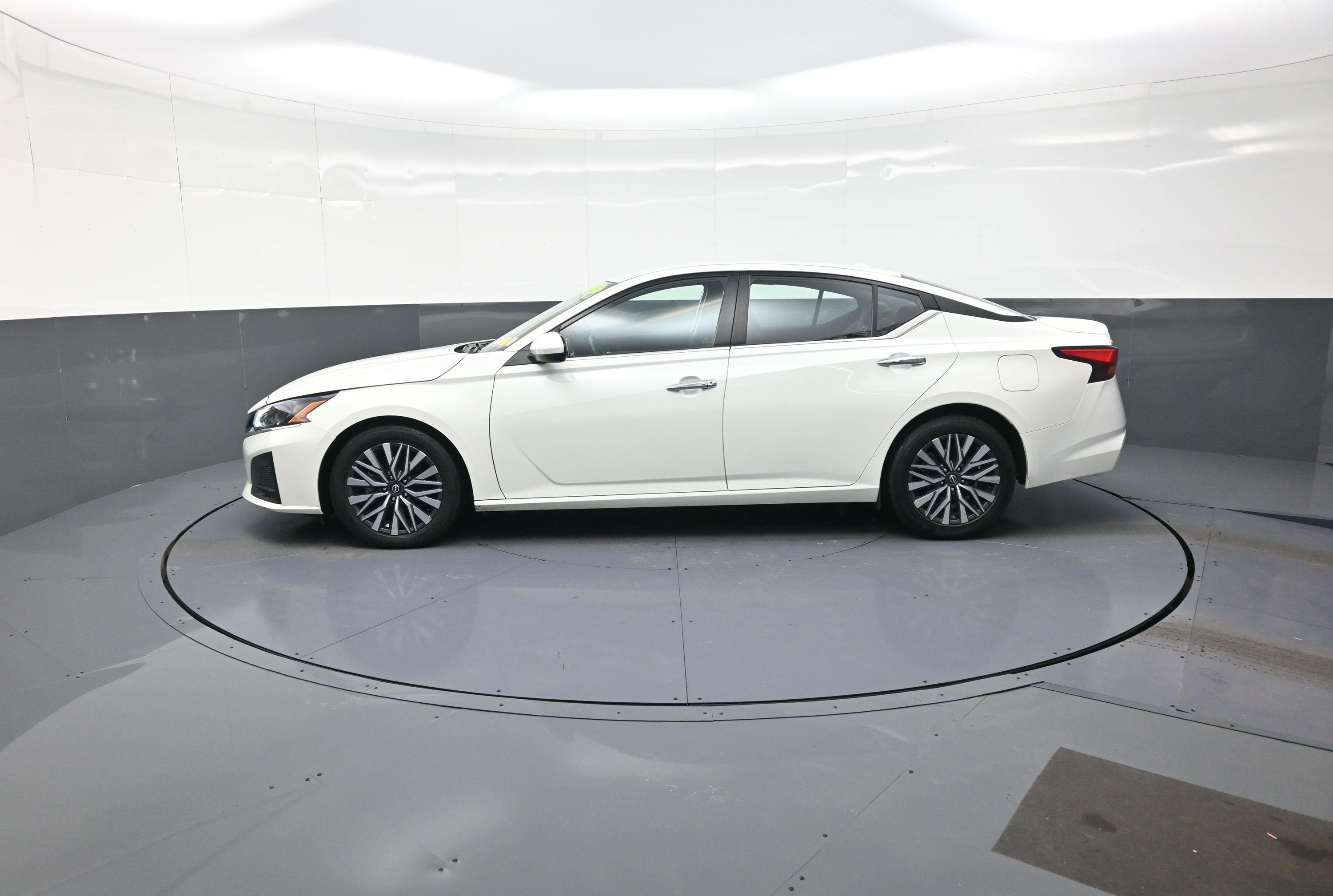 Used 2023 Nissan Altima 2.5 SV image 6