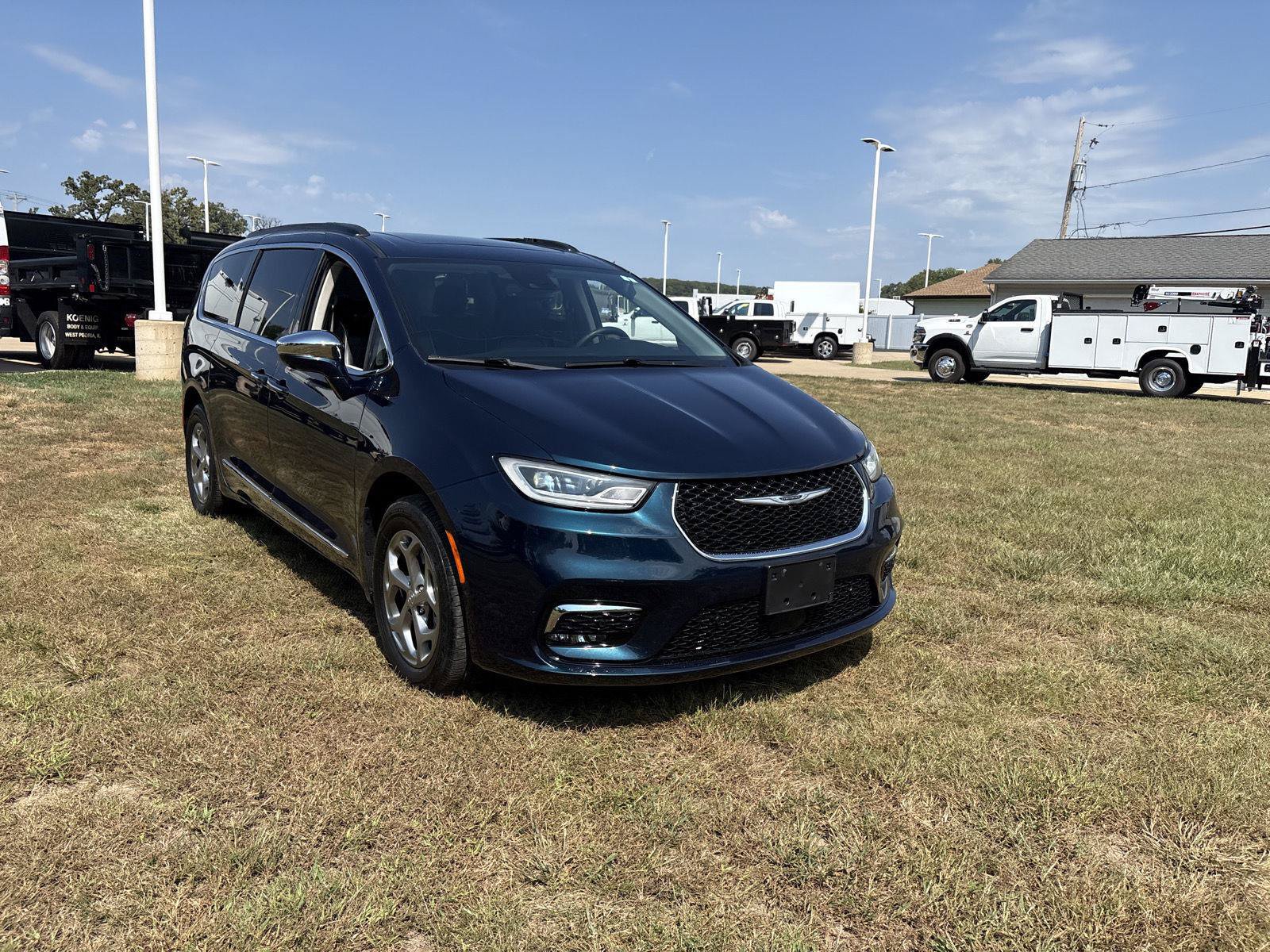 Used 2022 Chrysler Pacifica Limited w/ Uconnect Theater Family Group AWD/4WD image 3