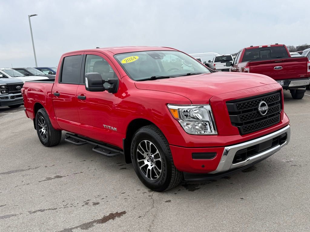 Used 2024 Nissan Titan SV w/ SV Convenience Package image 2
