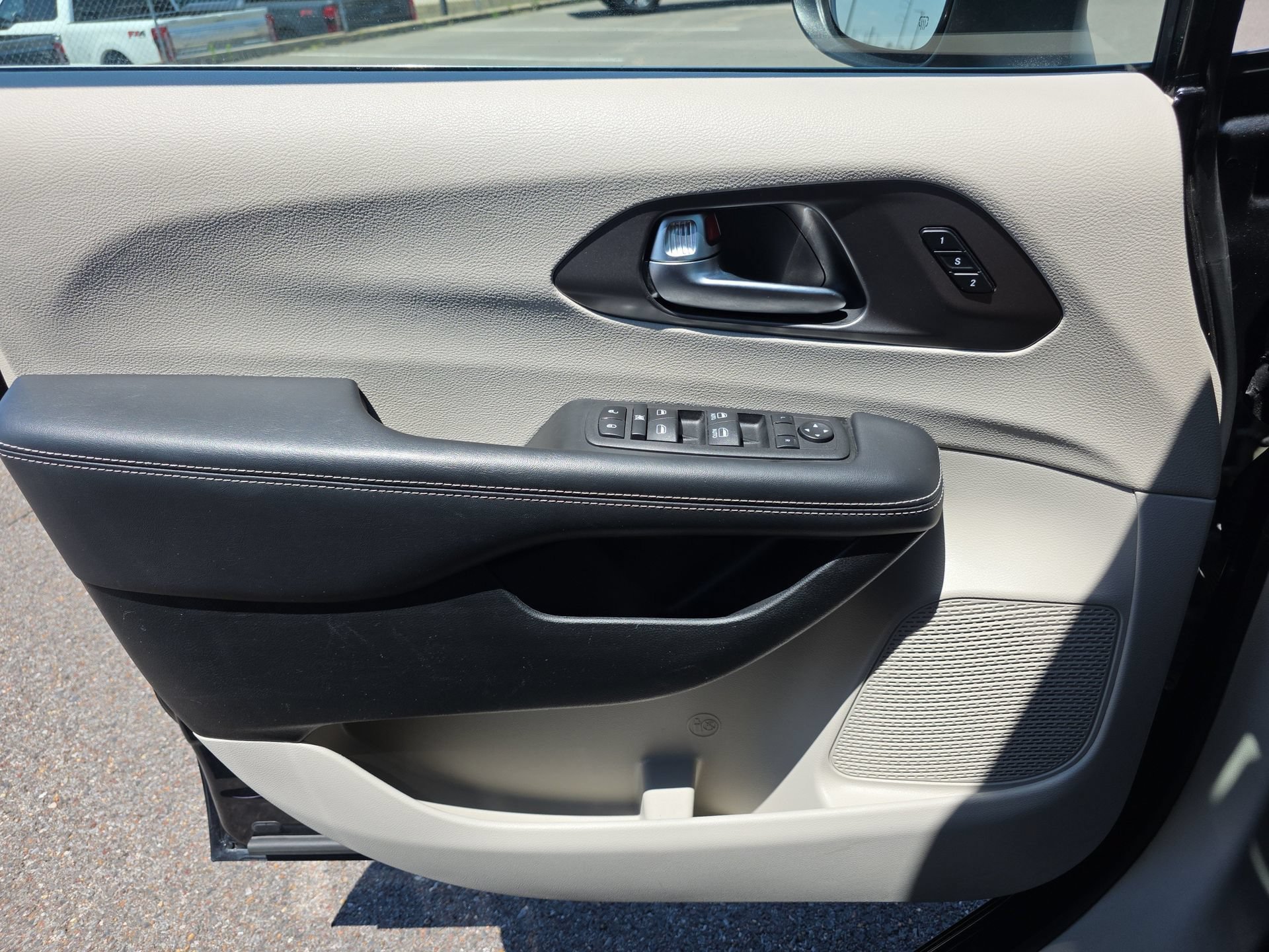 Used 2023 Chrysler Pacifica Touring-L FWD image 18