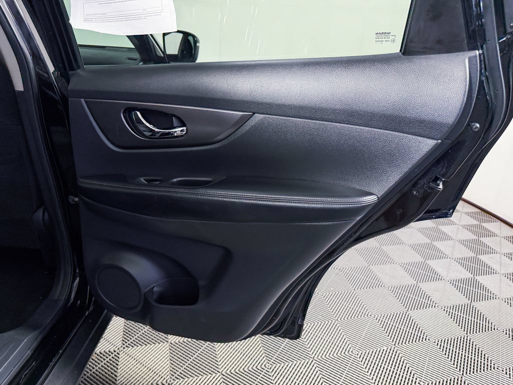 Used 2015 Nissan Rogue SV FWD image 35