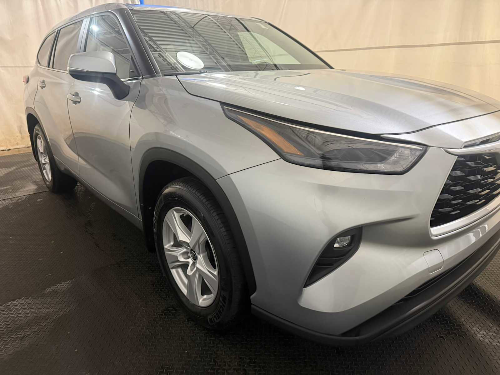 Used 2023 Toyota Highlander LE AWD/4WD image 10