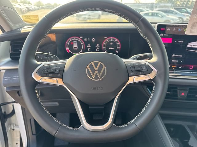 Used 2025 Volkswagen Tiguan SE FWD image 21