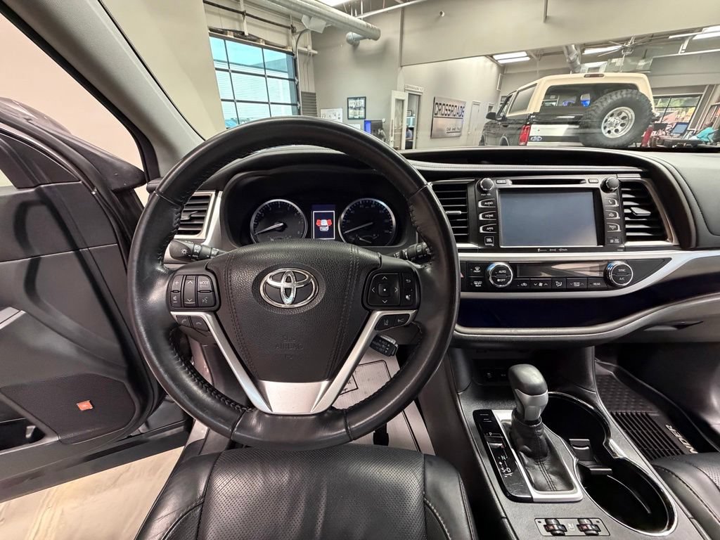 Used 2017 Toyota Highlander Limited AWD/4WD image 13