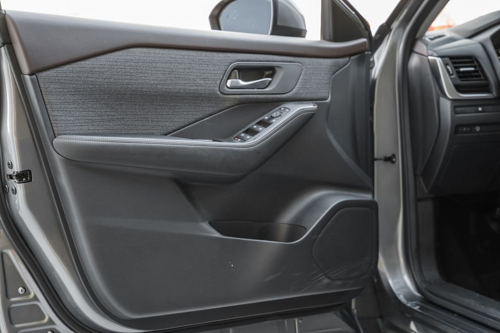 Used 2023 Nissan Rogue SV image 33