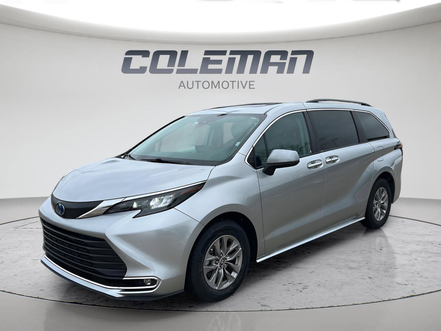 Used 2024 Toyota Sienna XLE FWD image 1