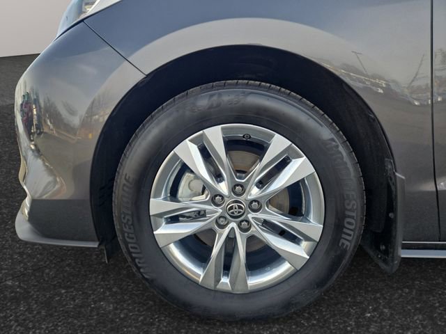 Used 2025 Toyota Sienna Limited image 4