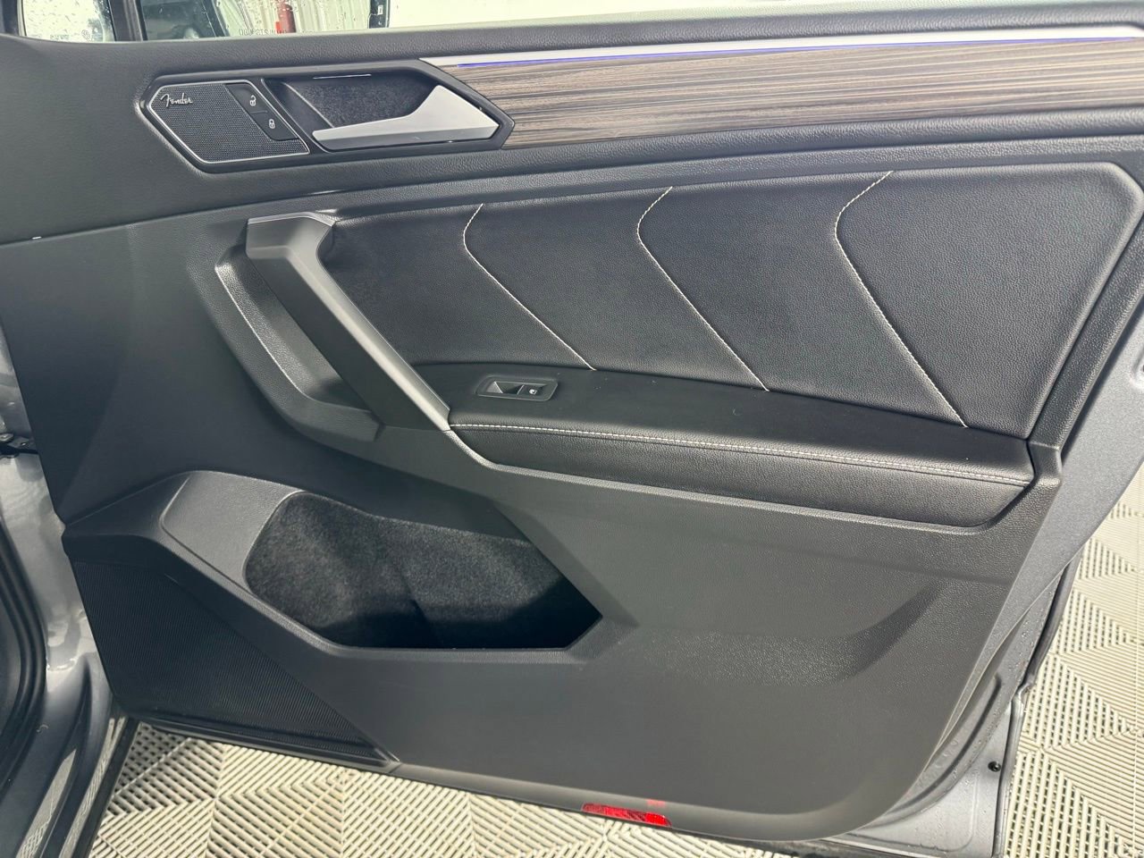 Used 2022 Volkswagen Tiguan SEL R-Line image 32