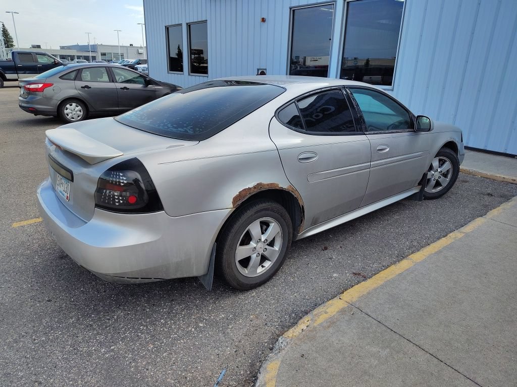 Used 2008 Pontiac Grand Prix FWD image 3
