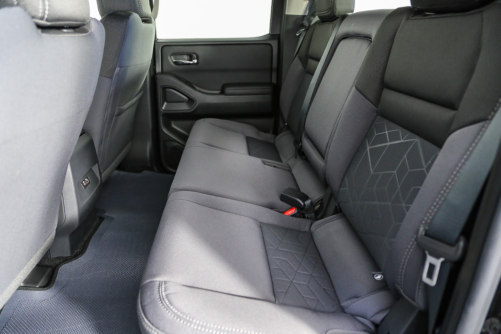 Used 2025 Nissan Frontier SV RWD image 33